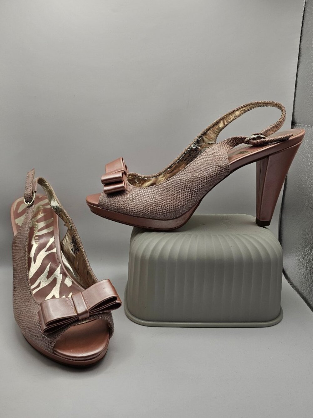 Anne Klein Europa Metallic Pink Bow Peep‑Toe Slingback Pumps – Women’s Size 7.5M